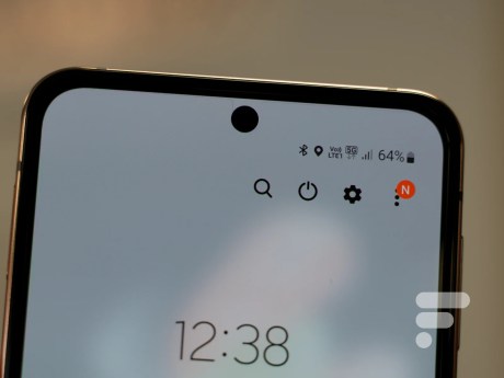 Le poinçon du Samsung Galaxy Z Flip 4 // Source : Arnaud Gelineau - Frandroid