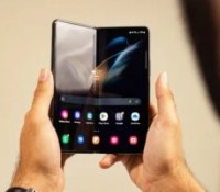 Le design de la charnière du Samsung Galaxy Z Fold 4 laisse une trace assez visible sur l'écran, à l'inverse de ses concurents. // Source : Frandroid