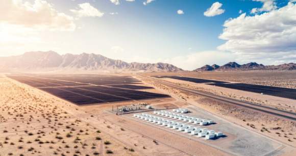 Tesla Megapack et une ferme de panneaux photovoltaiques