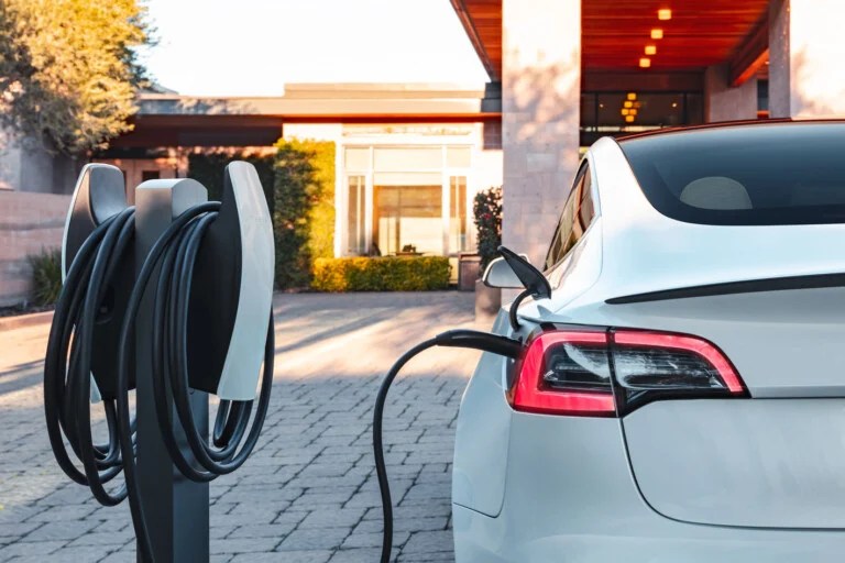Non, recharger sa voiture électrique ne coûtera pas plus cher qu’un plein d’essence au 1er octobre