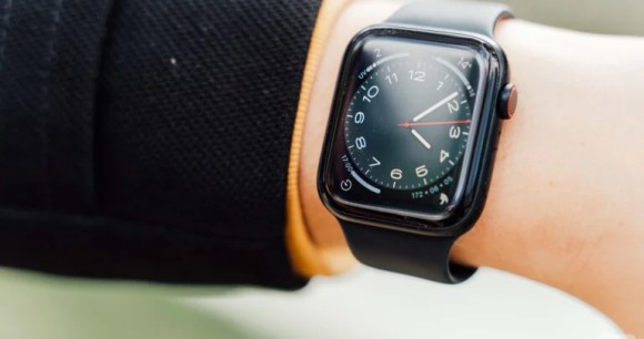 L'Apple Watch SE (2022) pour illustration // Source : Frandroid - Anthony Wonner