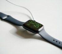 La recharge de l'Apple Watch Series 8 // Source : Chloé Pertuis pour Frandroid