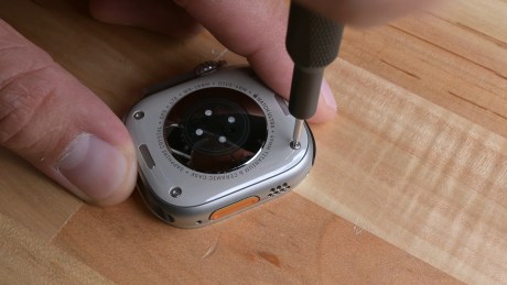 Démontage de l'Apple Watch Ultra par iFixit. // Source : iFixit