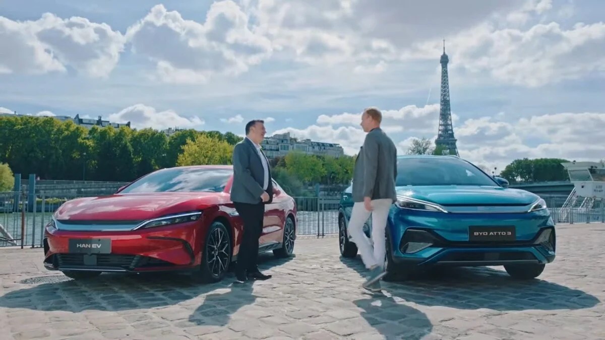 Les BYD Han et Atto 3 devant la Tour Eiffel à Paris