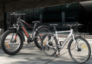 Ces deux vélos électriques abordables combleront vos sorties urbaines et tout-terrain