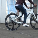 Ce vélo électrique en carbone détonne par son look original