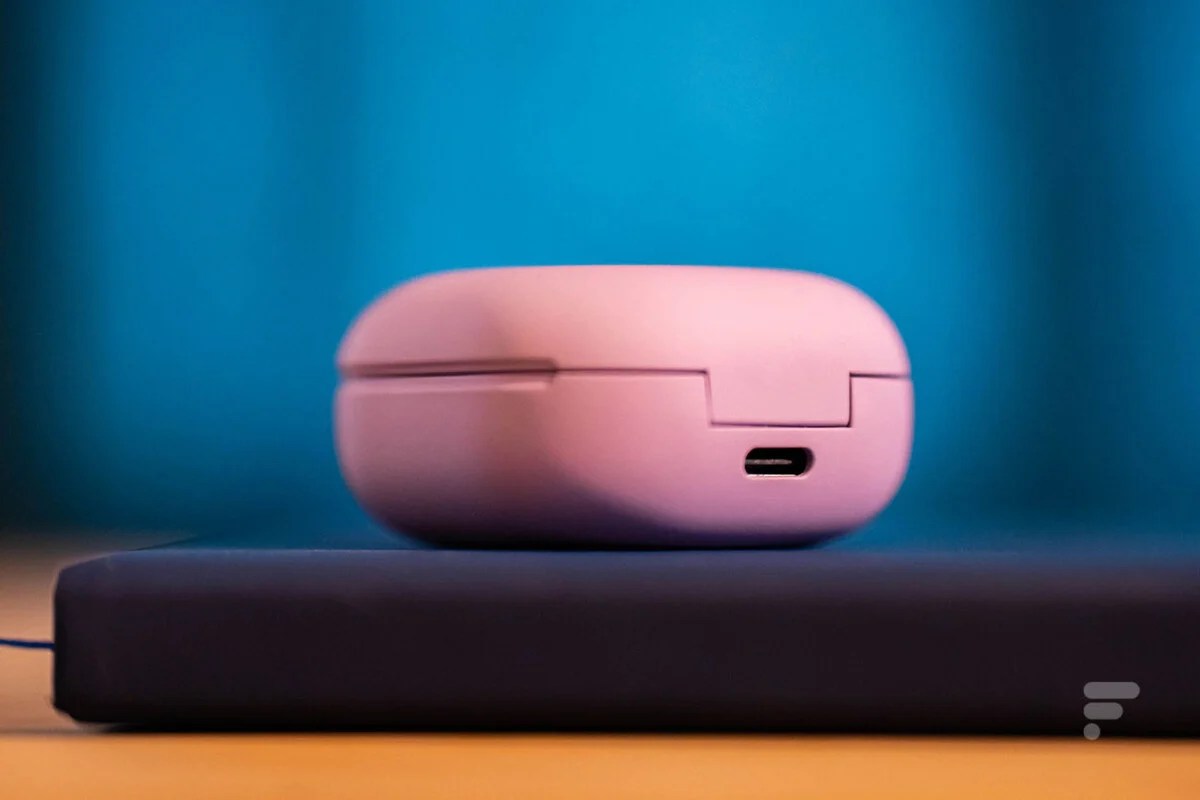 La prise USB-C au dos du boîtier des Samsung Galaxy Buds 2 Pro