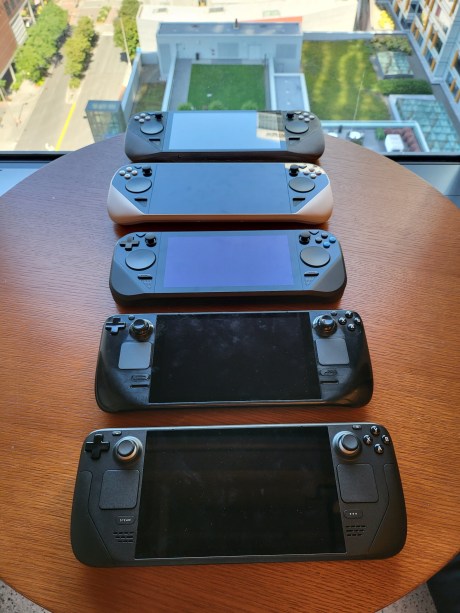 Les prototypes du Steam Deck, du plus vieux (en haut) au plus récent (en bas) // Source : Pierre-Loup Griffais