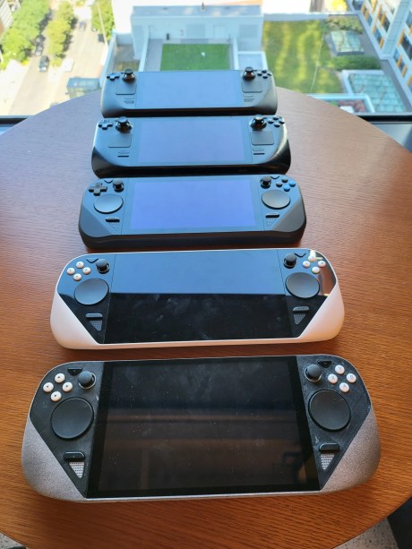 Les prototypes du Steam Deck, du plus récent (en haut) au plus vieux (en bas) // Source : Pierre-Loup Griffais