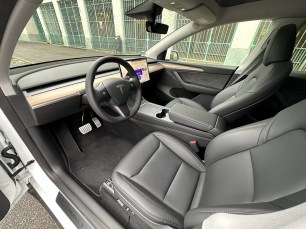 Les tapis d'origine et les pédales d'une Tesla Model Y Performance // Source : Bob JOUY pour Frandroid