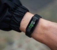 Le Fitbit Inspire 3 au poignet // Source : Chloé Pertuis – Frandroid