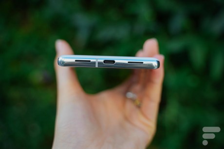 Sur la tranche inférieure du Google Pixel 7 Pro, un USB-C et un haut-parleur // Source : Chloé Pertuis - Frandroid