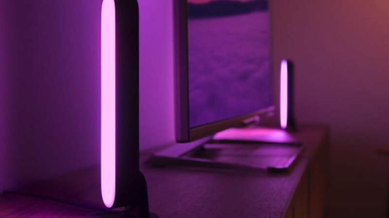 Idéal pour illuminer votre salon à Noël, ce pack avec 4 Philips Hue Play + une ampoule connectée coûte moins de 100 euros