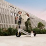 Pure Advance formalized: this electric scooter with footrest has an exceptional design