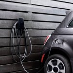 Faut-il laisser branchée sa voiture électrique quand on ne s’en sert pas ? Les experts répondent Faut-il laisser branchée sa voiture électrique quand on ne s’en sert pas ? Les experts répondent