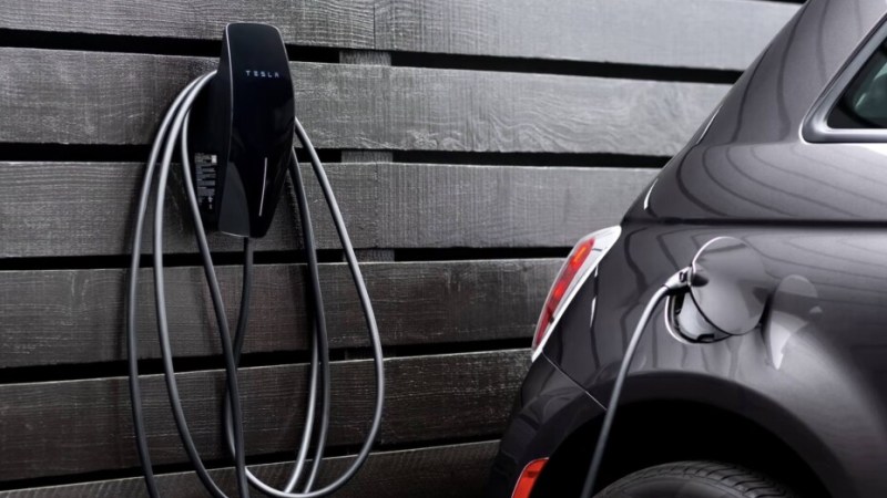 Faut-il laisser branchée sa voiture électrique quand on ne s’en sert pas ? Les experts répondent