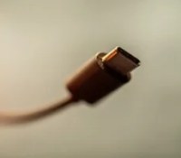 Savoir à quel type de câble USB-C vous avez à faire va devenir plus simple // Source : Marcus Urbenz - Unsplash