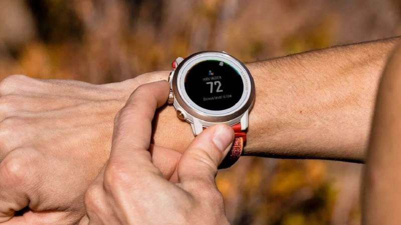 Avec la Coros Apex 2, les sportifs peuvent acquérir une montre connectée complète à moins de 300 euros