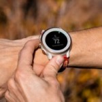 Avec la Coros Apex 2, les sportifs peuvent acquérir une montre connectée complète à moins de 300 euros