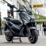 Grâce à cette astuce, ce maxi-scooter électrique français est encore plus pratique et abordable