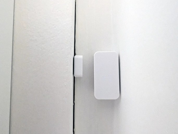 Si la porte et son encadrement ne sont pas alignés, le Door Sensor reste utilisable // Source : Yazid Amer - Frandroid