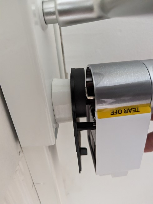 Il suffit de clipser la serrure à la plaque d’installation pour terminer l’opération // Source : Yazid Amer - Frandroid