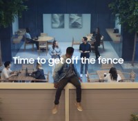 La publicité On the Fence de Samsung tacle Apple // Source : Samsung US