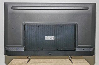 Le téléviseur de dos.