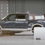 Pourquoi les Américains utilisent des voitures chargées de blocs de béton dans leurs crash tests
