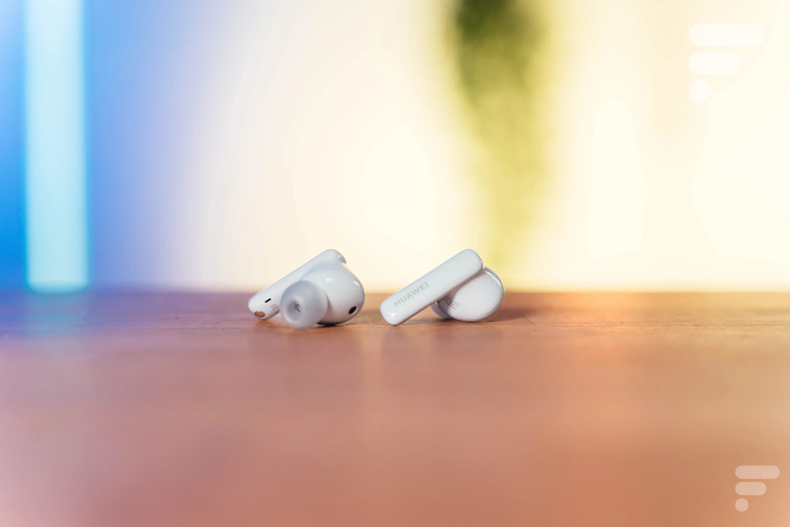 Les Huawei FreeBuds 5i dans leur boîtier