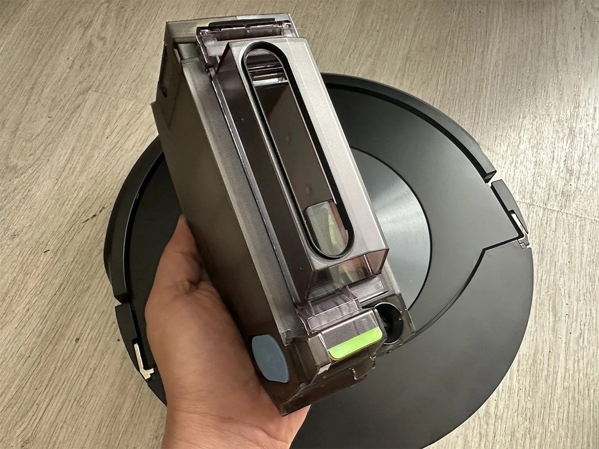 La configuration du bac à poussière est classique chez Roomba, sauf qu’ici s’ajoute un bac à eau // Source : Yazid Amer - Frandroid