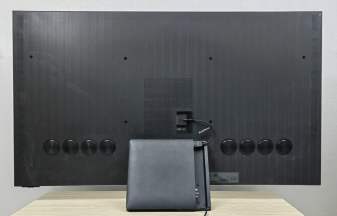 Le téléviseur de dos avec le boîtier One Connect.