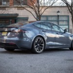 Voitures électriques : Tesla bat tous les records et reste leader, mais l’orage gronde