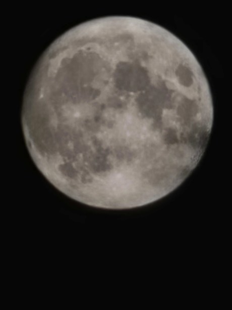 Photo de la Lune à main levée sur le Galaxy S22 Ultra