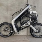 Ce vélo cargo électrique se plie sur lui-même, on vous explique à quoi ça sert