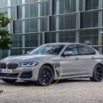 BMW i5 : la berline routière électrique « officialisée », mais ne soyez pas curieux