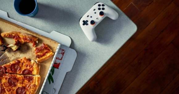 Une manette Google Stadia et... une boite de pizza // Source : Google