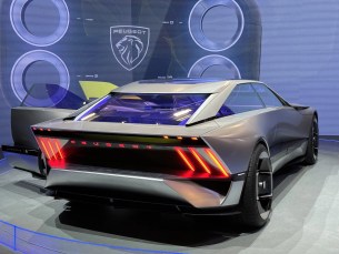 L'arrière tronqué et les feux géants donnent une signature visuelle forte au concept Peugeot.