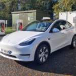 Pourquoi Tesla livre (parfois) ses voitures avec une batterie presque vide