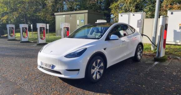 Voiture livrée avec 47% de batterie, premier arrêt au Superchargeur // Source : Mael Pilven