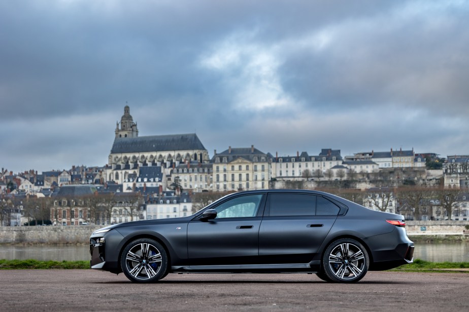 BMW i7