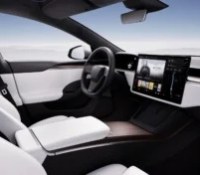 Le volant rond dans une Tesla Model S