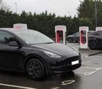 Deux Tesla Model Y en Supercharge // Source : Bob JOUY pour Frandroid