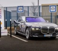 BMW i7 sur une borne Ionity