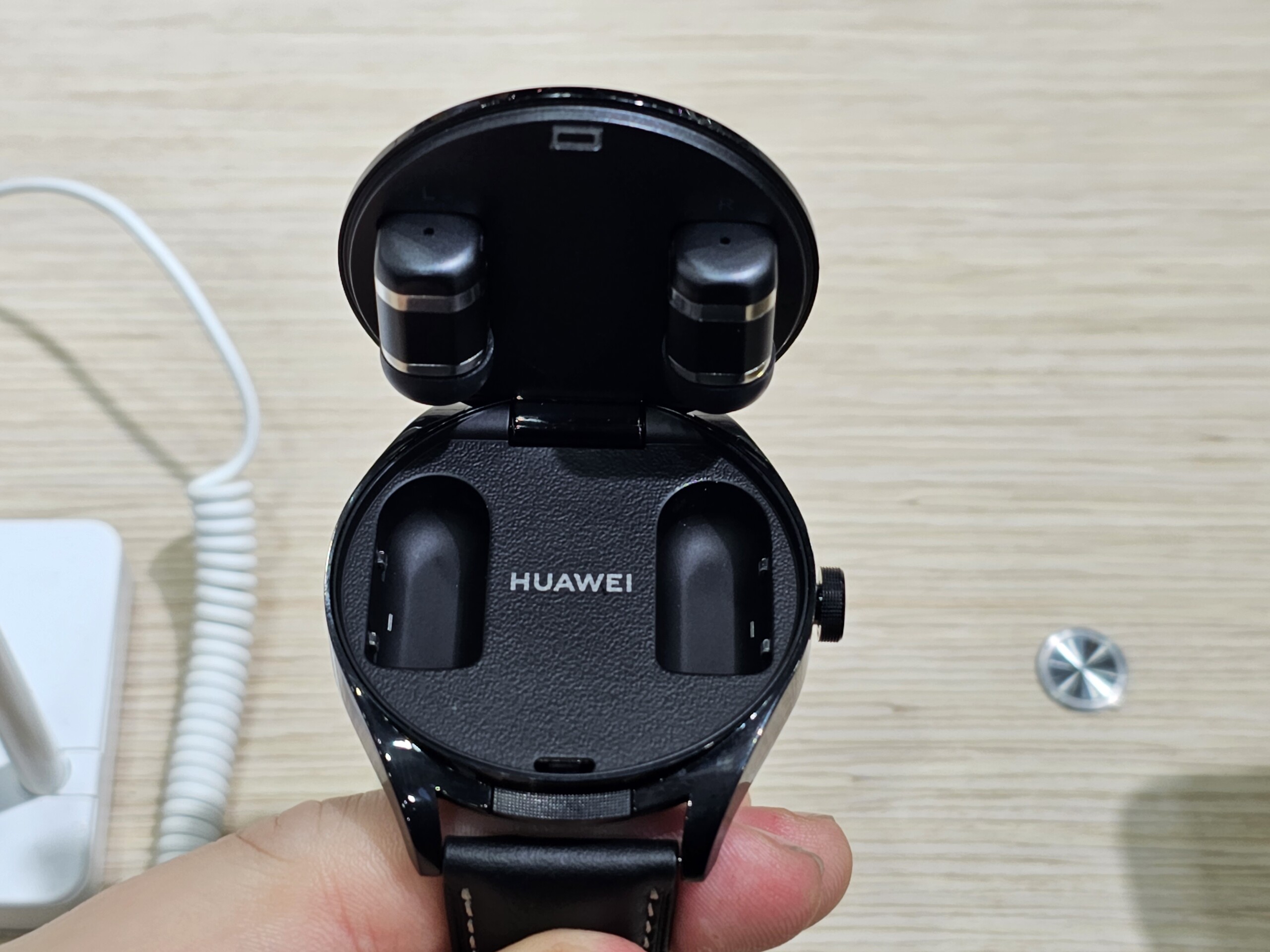 La Huawei Watch Buds // Source : Frandroid