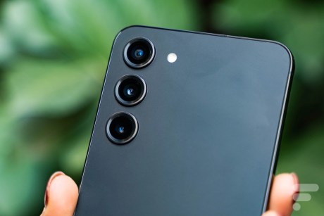 Avec cette mise à jour, Samsung pourrait régler les problèmes des modules photo de ses smartphones Galaxy S23. // Source : Frandroid - Chloé Pertuis / Anthony Wonner
