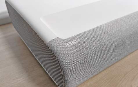 Le logo Samsung sur le tissu.