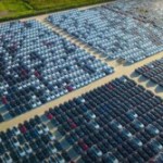 Les voitures sur le parking de la Gigafactory de Shanghai qui attendent d'être transportés dans le monde 