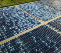 Les voitures sur le parking de la Gigafactory de Shanghai qui attendent d'être transportés dans le monde 