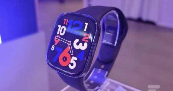 La Xiaomi Redmi Watch 3 propose un nouveau design très inspirée des montres connectées d'Apple. // Source : Frandroid